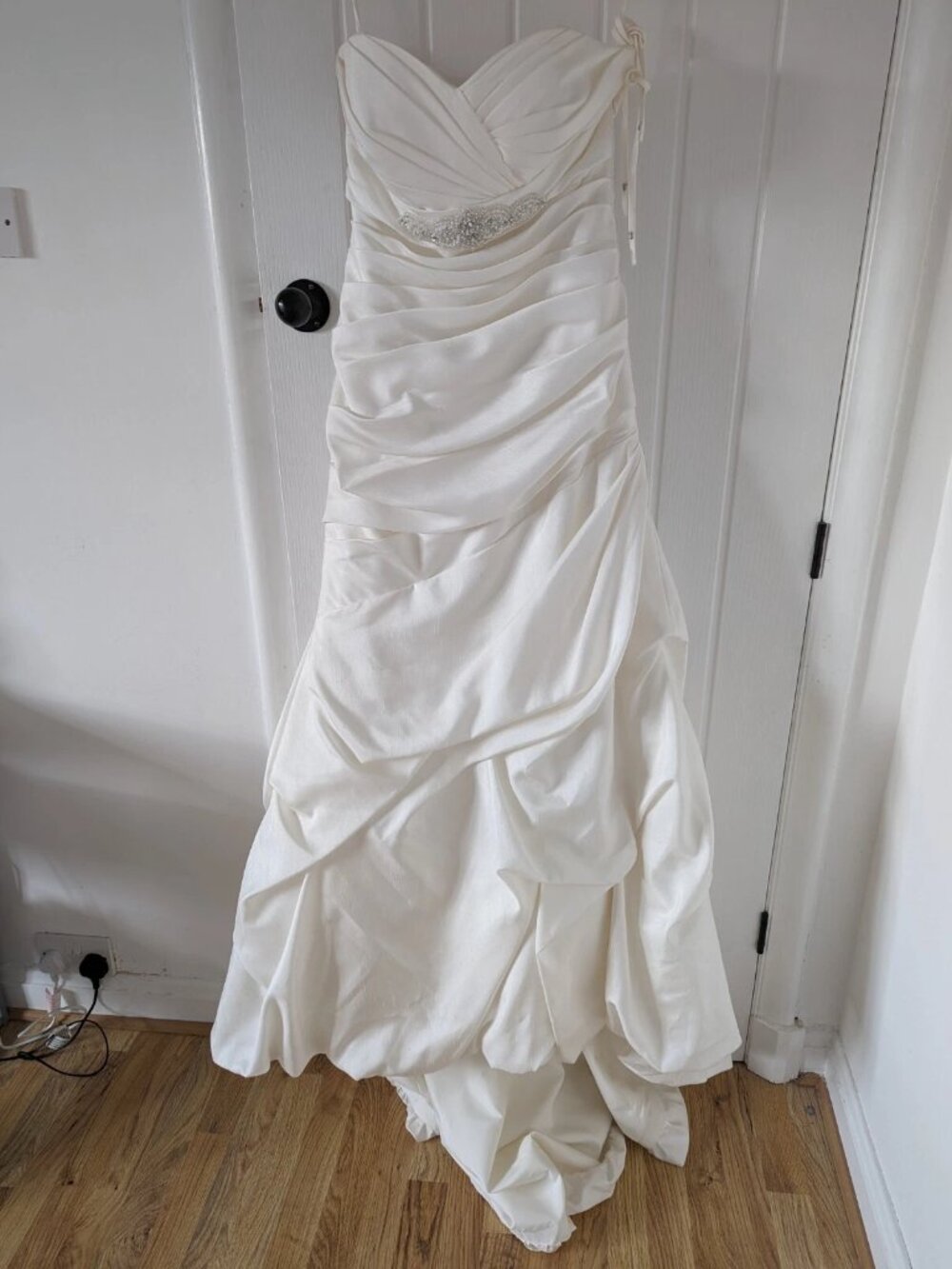 The bride's dress, size 14, without a turtleneck, from the Tawmworth store of th